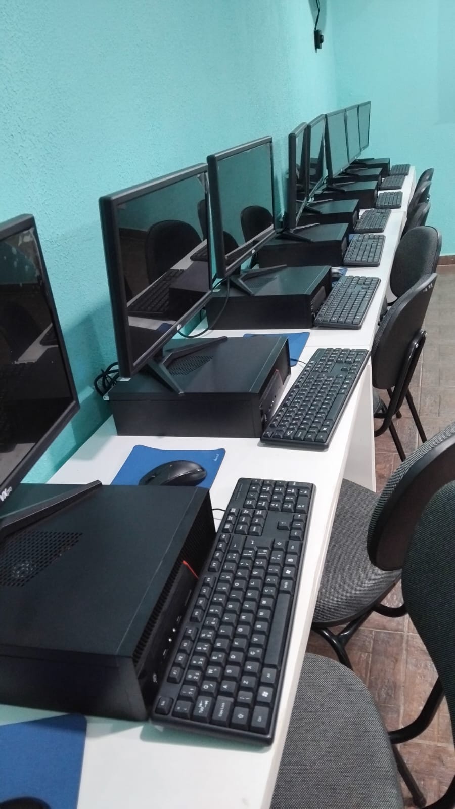 Computadores organizados no laboratório de informática